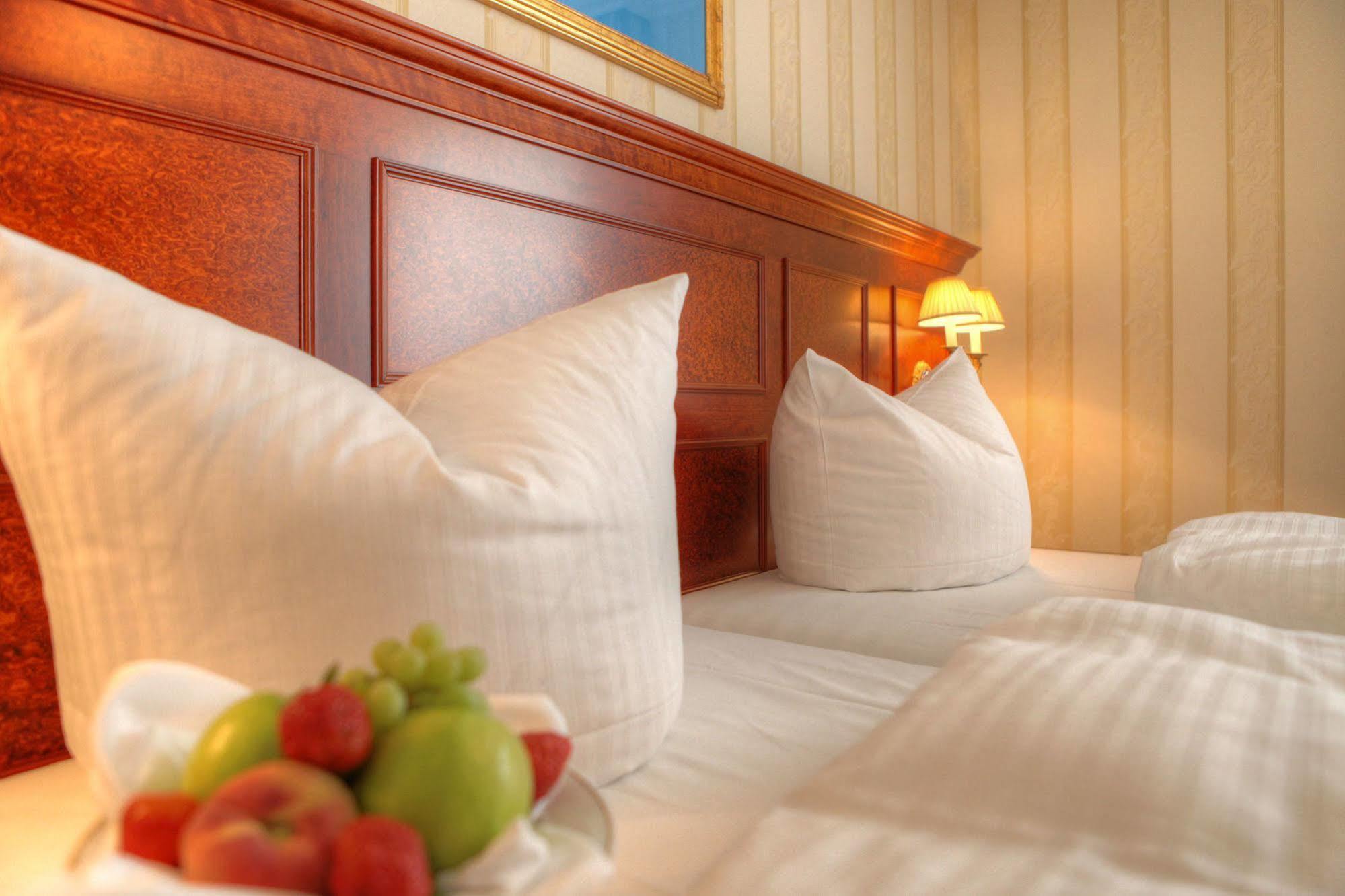 Seetelhotel Ahlbecker Hof Heringsdorf  Buitenkant foto A bed with pillows